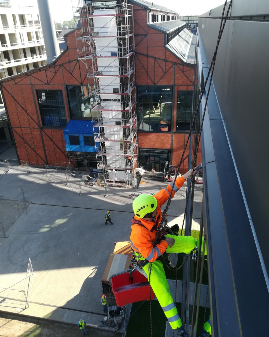 Mycie elewacji biurowca