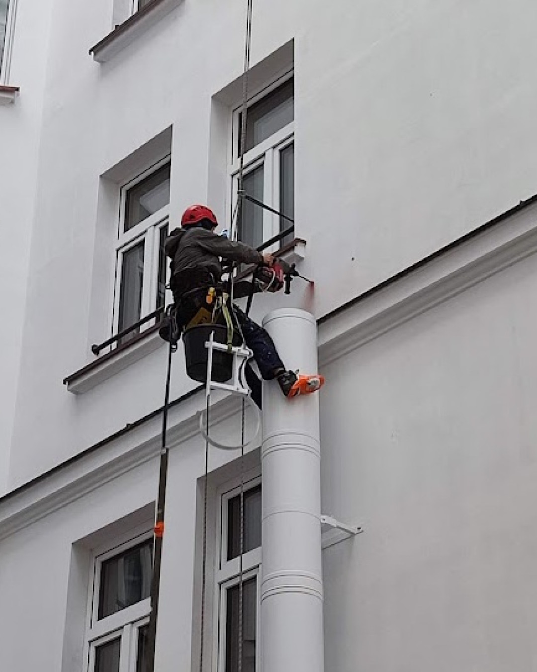 Montaż rury spalinowej z mobilnej kotłowni na dach budynku