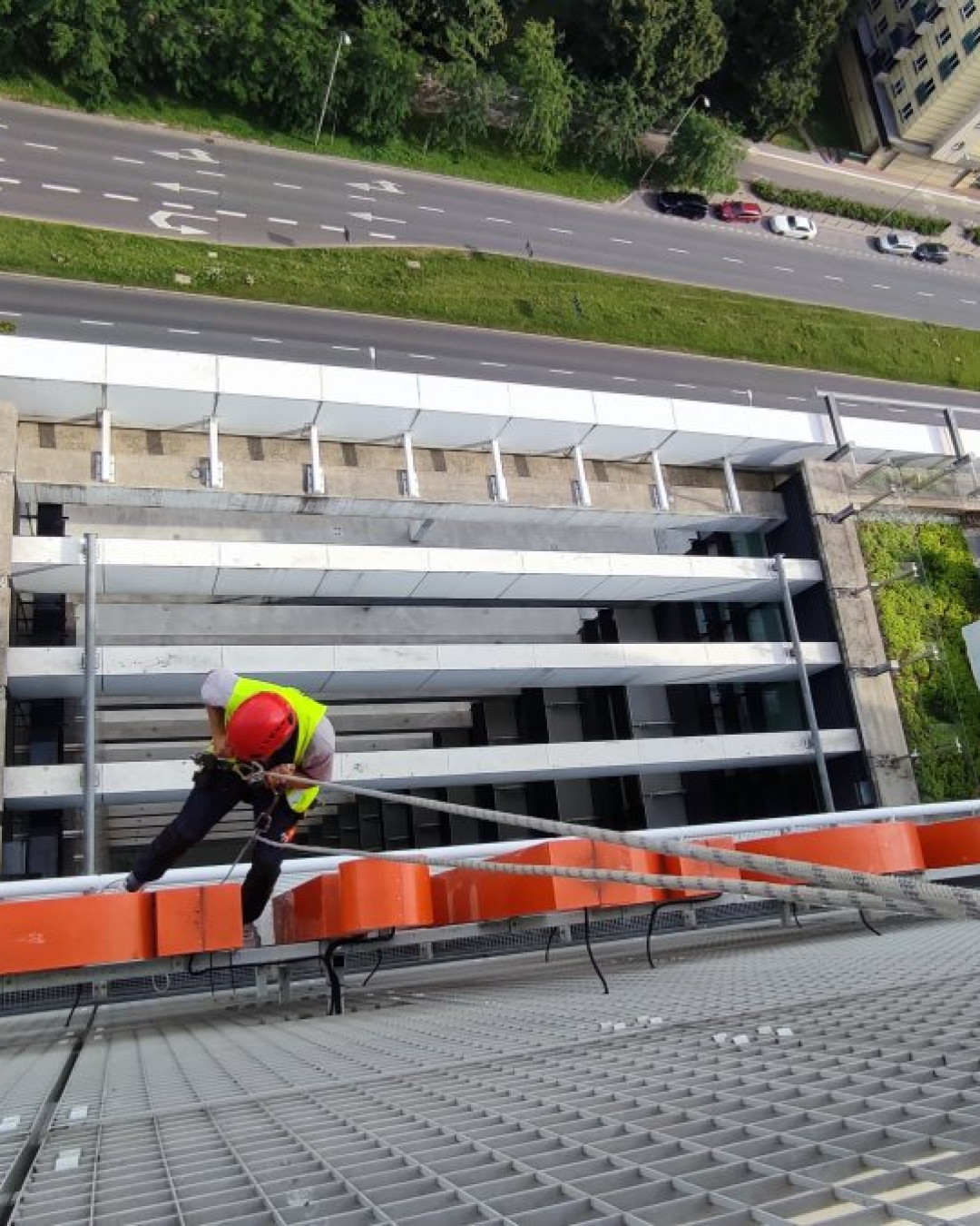 Montaż liter reklamowych na elewacji budynku