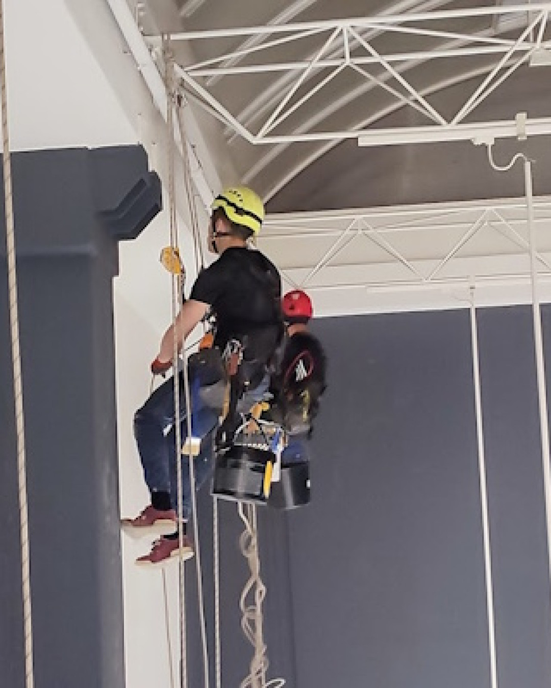 Zdjęcia alpinistów przemysłowych