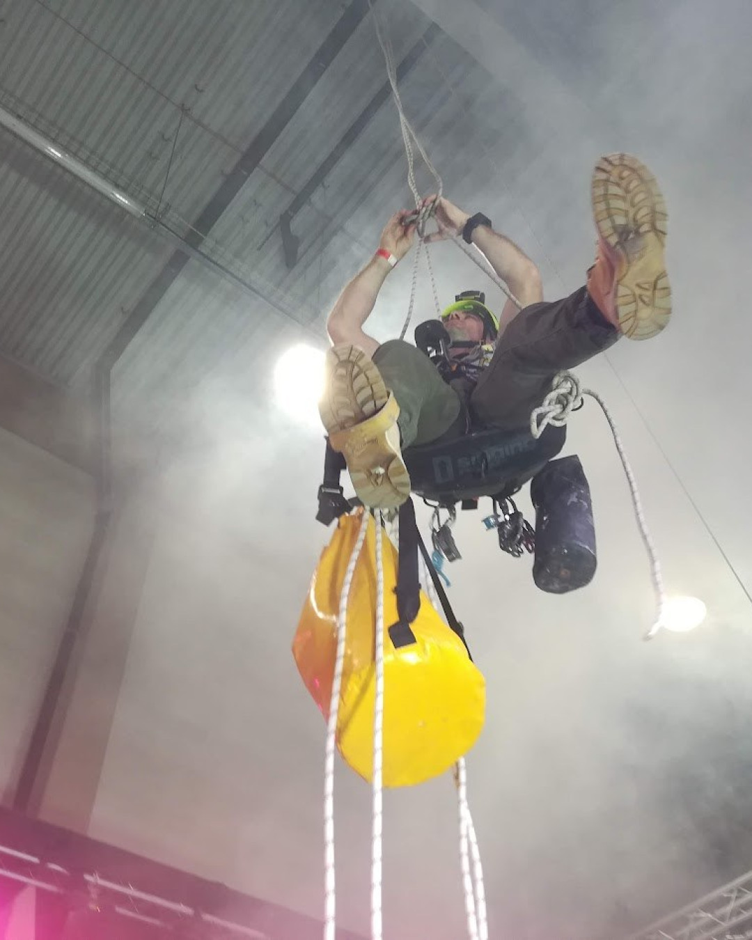 Zdjęcia alpinistów przemysłowych