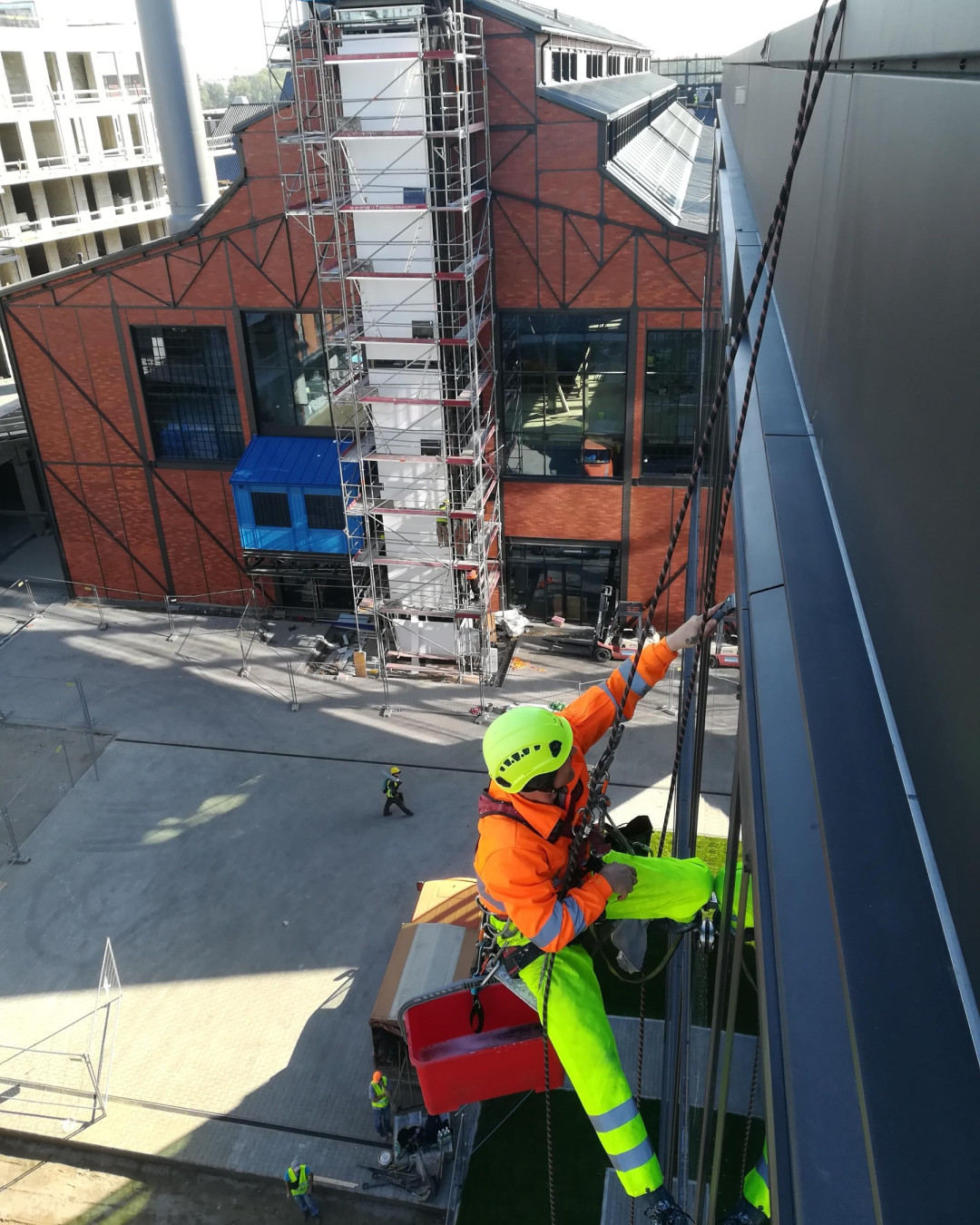 Zdjęcia alpinistów przemysłowych