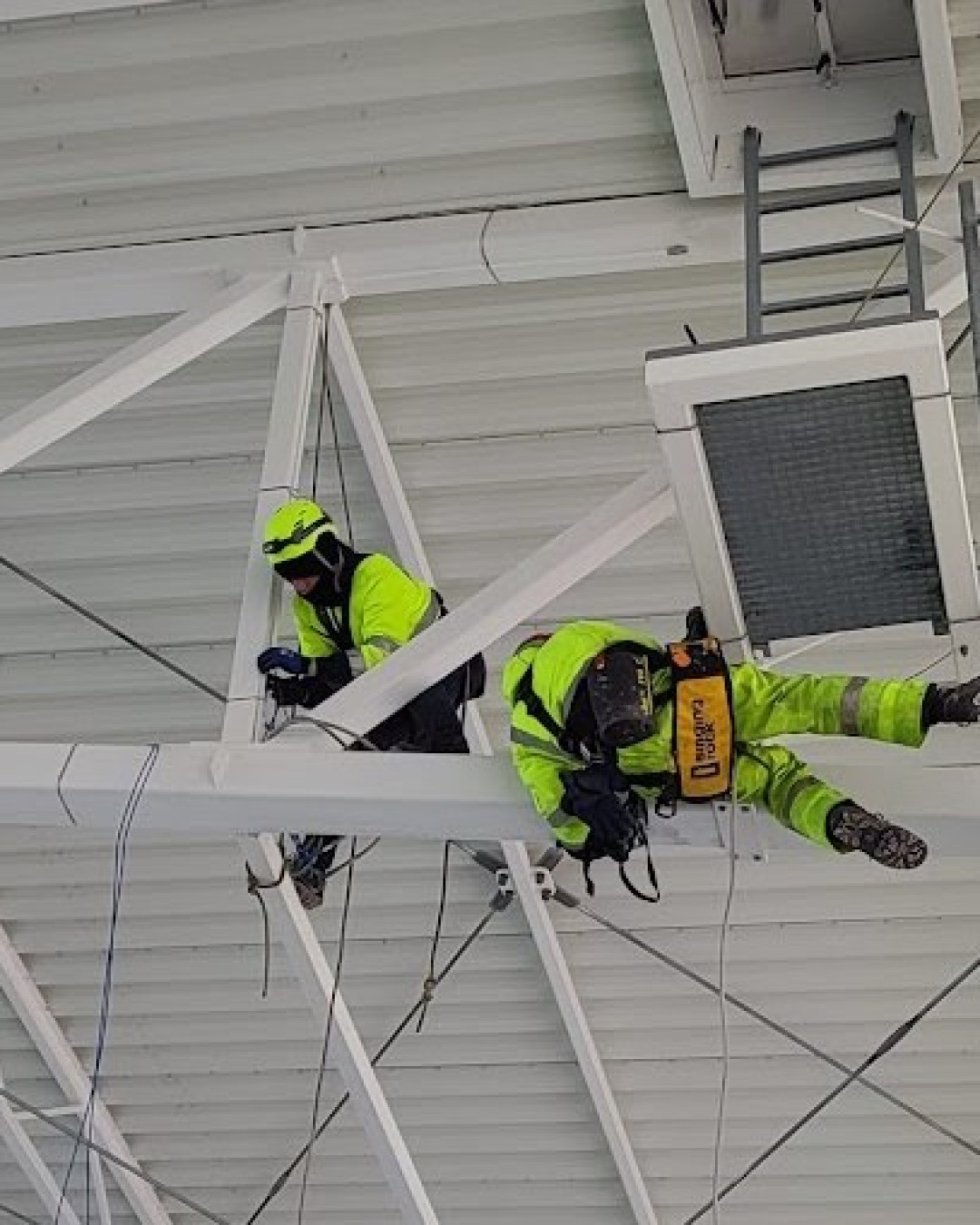 Zdjęcia alpinistów przemysłowych