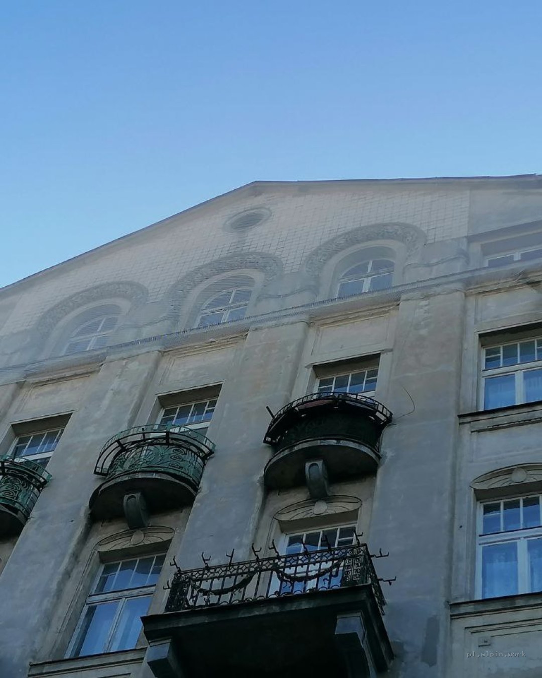 Montaż siatki na elewacji